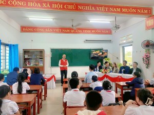 Trao sách thư viện trường học